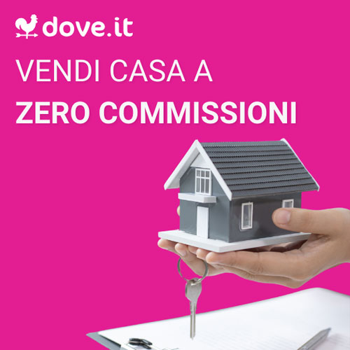 mano e casetta su sfondo rosa